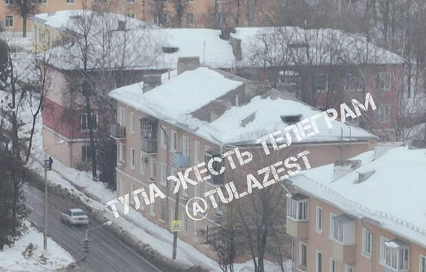 В трёхэтажке на Шухова в Туле обрушилась кровля: на месте работает СК