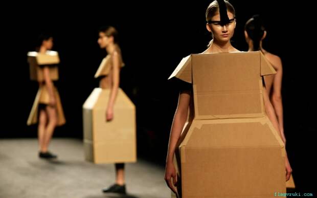 Модели представили спортивные платья из картона во время показа коллекции осень/зима 2015 Ткселла Мираса на Неделе моды в Барселоне.