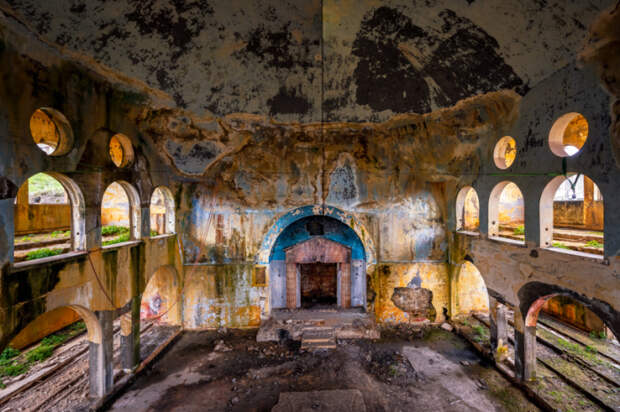 В таком плачевном состоянии синагога находится со времен Второй гражданской войны в Ливане (фотопроект «A Paradise Lost»). | Фото: architecturaldigest.in/ © James Kerwin.