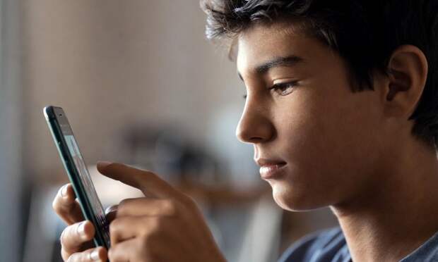 Соцсети с лентой и лайками угрожают личности подростка