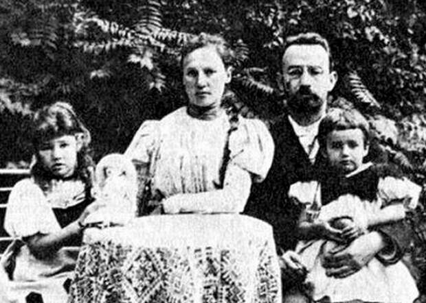 Елена Сергеевна Булгакова (справа) с родителями и сестрой Ольгой. / Фото: e-reading.by Елена Сергеевна Булгакова (справа) с родителями и сестрой Ольгой. / Фото: e-reading.by