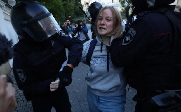 Девушку, которую ударил полицейский на митинге в Москве, будут судить