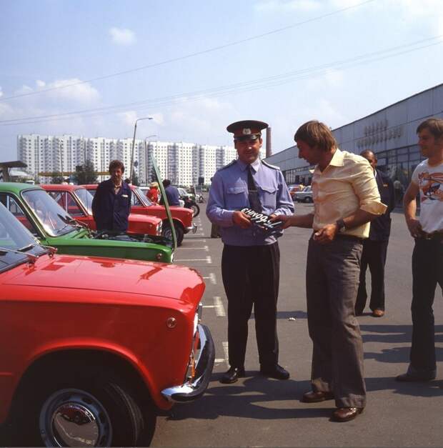 Редкий пример удобства советского сервиса: рядом с Техцентром находилось отделение ГАИ, где счастливые покупатели могли, как говориться, прямо на месте, получить номера на свежекупленную машину. СССР, авто, автомобиля, ваз, жигули, покупка автомобиля