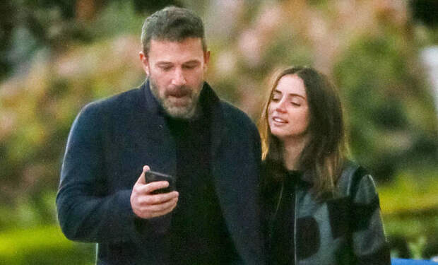 Кожаные брюки и розовые тапочки: Ана де Армас на прогулке с Беном Аффлеком