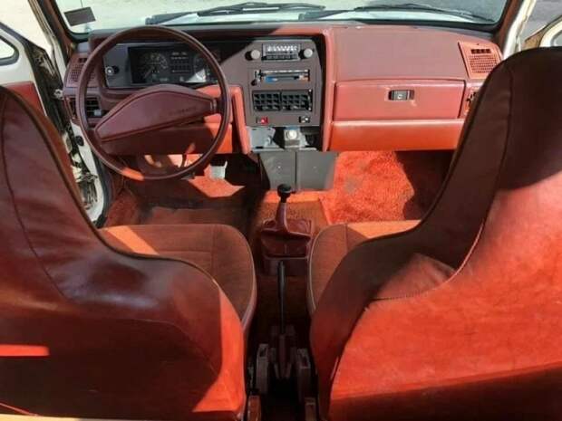 Интересная автомобильная находка: под крыльцом дома обнаружили Volkswagen Rabbit