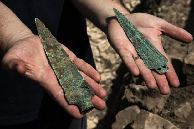 В верхнем слое, расположенном над городом, было обнаружено захоронение воина и бронзовые копья (Израиль). | Фото: Olivier Fitoussi/ Israel Antiquities Authority.