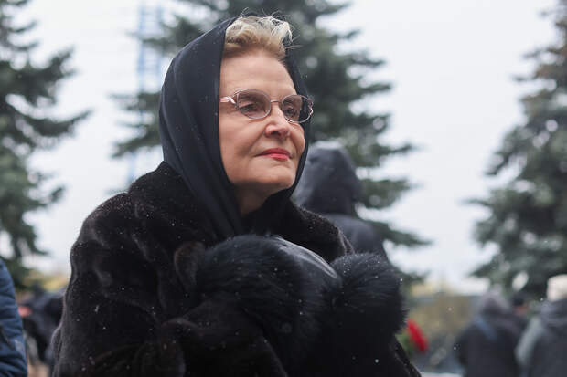 Малышева убивается на прощании с Пимановым: "Меня мучает вопрос..."