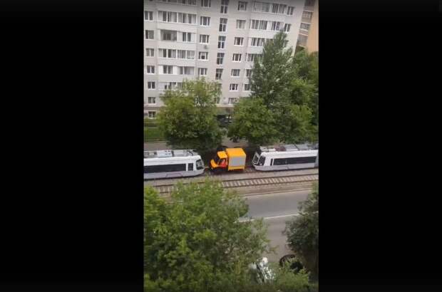 Два трамвая застряли на путях в Хорошёво-Мнёвниках