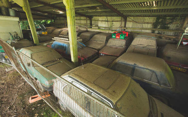 Амбар на ферме Марка Торока, где он хранит многие из своих машин. | Фото: autocar.co.uk.