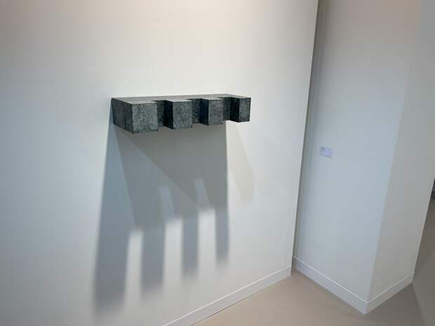 Donald Judd в экспозиции стенда Xavier Hufkens. $1,45 млн