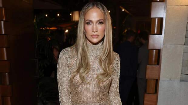 Дженнифер Лопес подала милостыню на прогулке с сумкой за 80 тысяч долларов