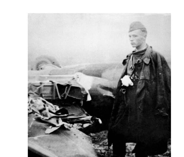 Виктор Талалихин возле протараненного им немецкого самолета Heinkel, пытавшегося прорваться к Москве в ночь с 6 на 7 августа 1941 года ТАСС