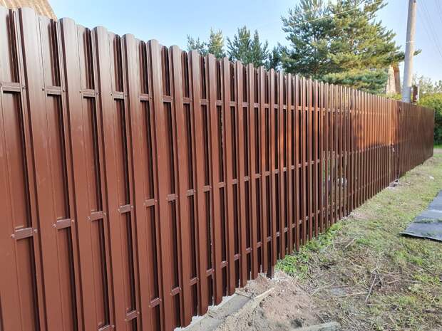 Забор из евроштакетника под ключ: почему выбирают профессионалов для монтажа