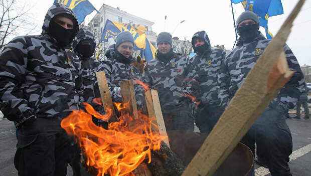 Сотрудники МВД Украины и представители националистических организаций блокируют здание посольства РФ в Киеве в связи с выборами президента РФ. 18 марта 2018