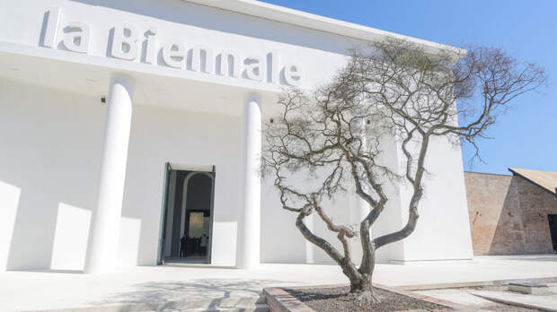 Жюри биеннале в Венеции ушло в отставку в полном составе