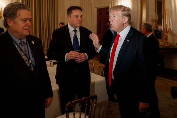 Илон Маск и Дональд Трамп в Белом доме, 2017 год. Фото: Evan Vucci / AP