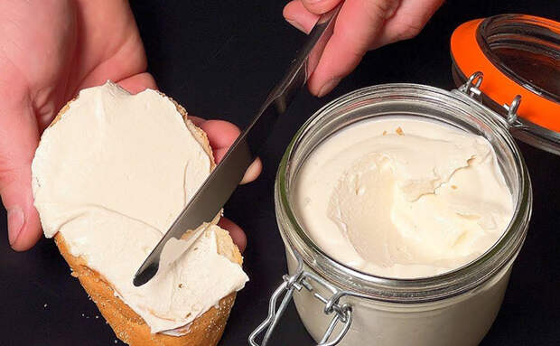 Просто смешайте молоко и масло, и вы получите невероятно вкусный домашний сливочный сыр