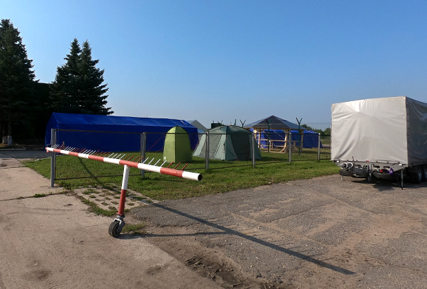 Место досмотра лиц, входящих в ангар с фрагментами у аэродрома Смоленск Северный