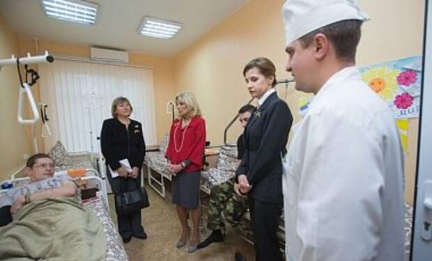 Супруги Байдена и Порошенко посетили военный госпиталь Супруги Байдена и Порошенко посетили военный госпиталь