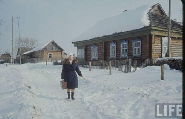 Сельский врач торопится к больному. Уровень профессионализма советских врачей был высок даже по оценкам международных экспертов. СССР, качество, медицина, фото