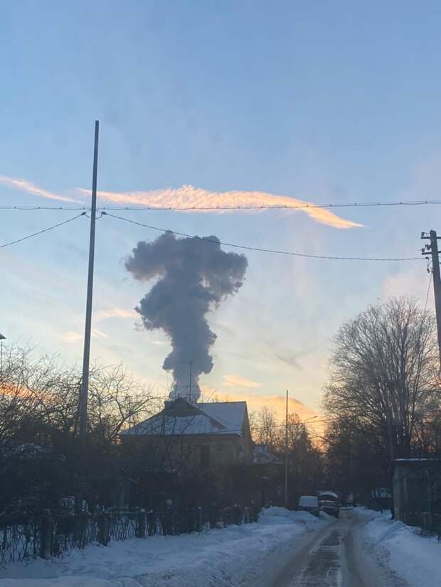 Фотокадр: столб дыма из Подмосковья попал в объективы жителей Северного
