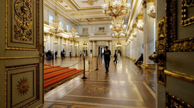 Эрмитаж в день 255-летия из-за бесплатного входа окольцевала очередь любителей искусства