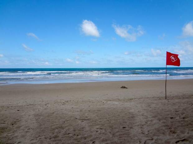 На Кубе есть определенная система оповещающая туристов о безопасности прибрежных вод
