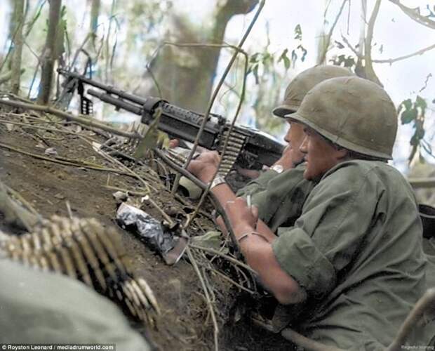 Солдаты ведут огонь из пулемета M60. 1966 г. Вьетнам, военное, война во вьетнаме, вьетнамская война, колоризация, колоризированные снимки, колоризированные фото, раскрашенные