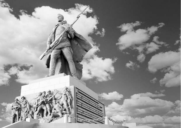 Скульптор рассказал, как "добавил души" мемориалу в Тверской области