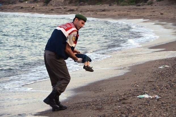 Тело 3-летнего мальчика на берегу турецкого города Бодрум. Фотографии ребенка агентства Dogan облетели многие западные СМИ