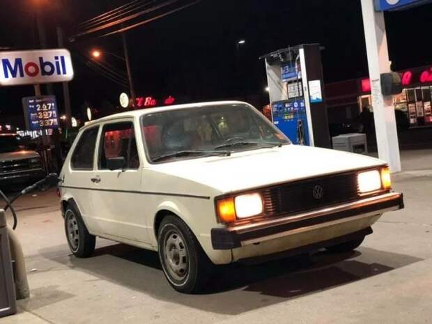 Интересная автомобильная находка: под крыльцом дома обнаружили Volkswagen Rabbit