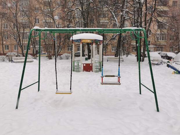 На Ботанической починили качели на детской площадке