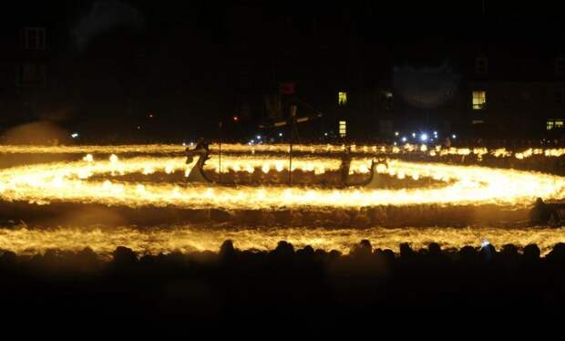 UpHellyAa12 Шетландский праздник Апхеллио