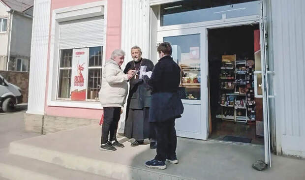 Миссионерская акция: в Крыму жителям раздают молитву о Святой Руси и о Победе