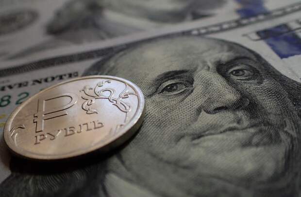 Сюрпризы экономики для рубля: что ждет нашу валюту в России и у «них»