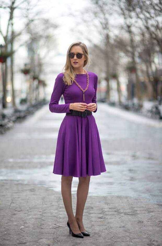 Фиолетовые туфли и черное платье