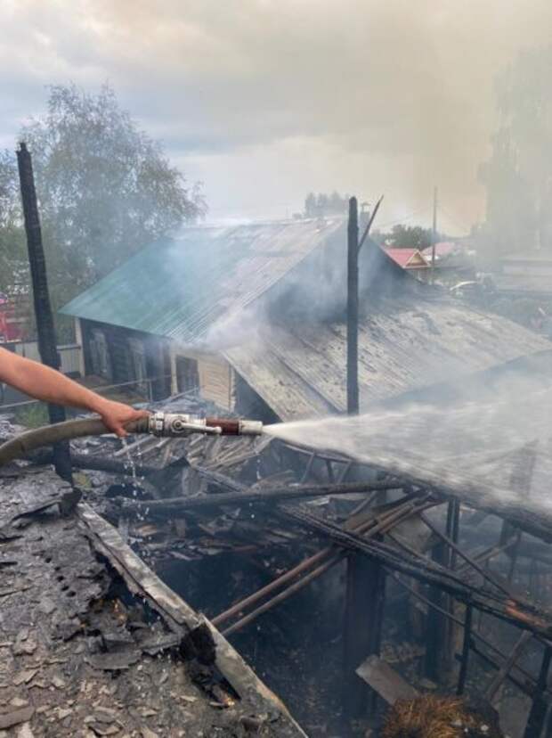 В Невьянске сгорело два жилых дома