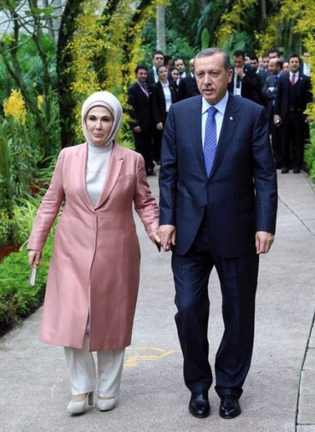 Эрдоган возраст. Реджеп Тайип Эрдоган и Эмине Эрдоган. Реджеп Тайип Эрдоган и его жена. Реджеп Тайип Эрдоган семья. Эмине Эрдоган в молодости.