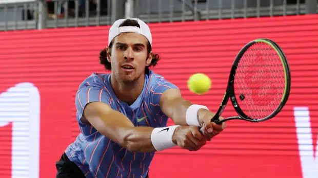 Хачанов в пятисетовом поединке обыграл Синнера и вышел во второй круг US Open