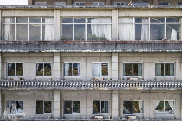 Фотограф отправился в самый большой заброшенный отель в Японии, чтобы запечатлеть красоту его разрушения