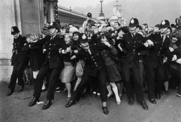 Подборка редких и более известных фотографий о ливерпульской четверке и их фанатах...