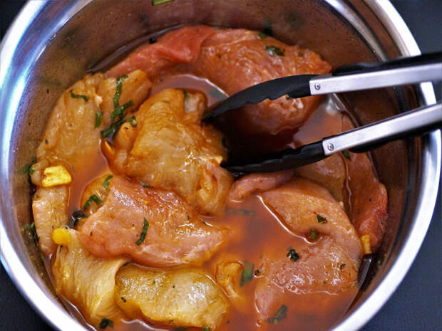 Мариновать мясо и рыбу вне холодильника. | Фото: The Recipe Website. Мариновать мясо и рыбу вне холодильника. | Фото: The Recipe Website.