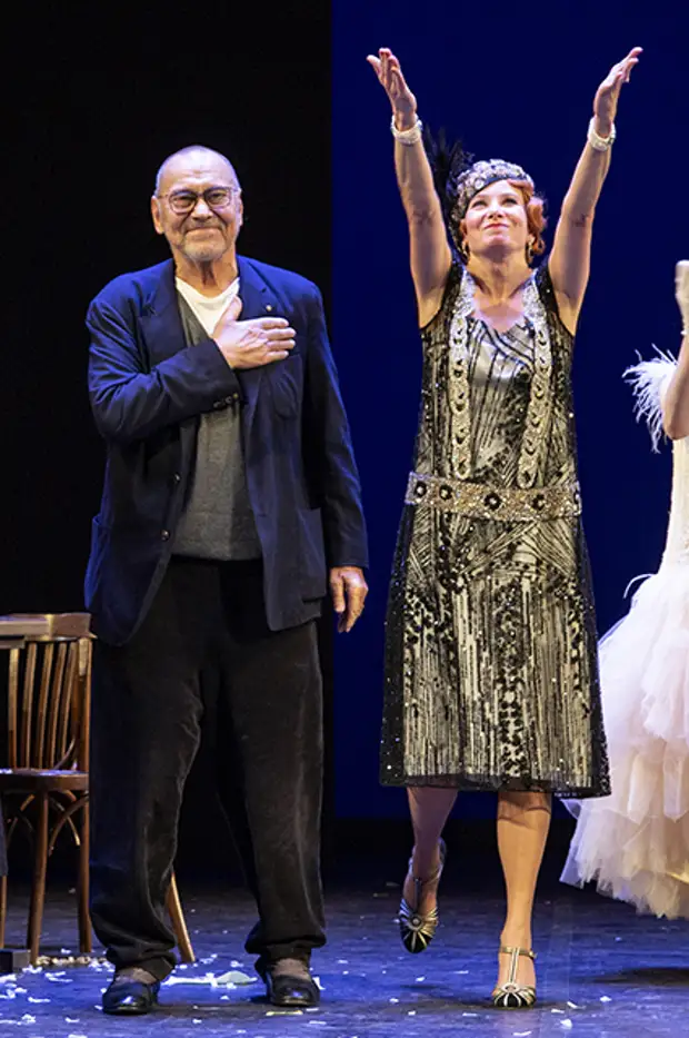 Андрей Кончаловский и Юлия Высоцкая на поклонах