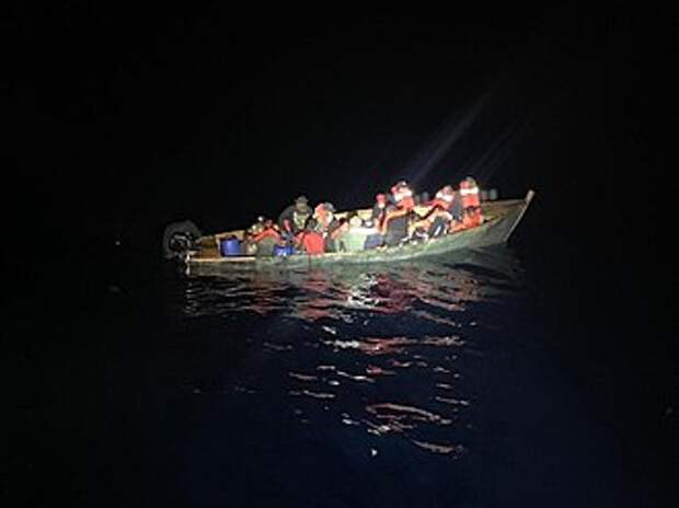 https://upload.wikimedia.org/wikipedia/commons/thumb/2/27/30-foot_makeshift_migrant_boat.jpg/330px-30-foot_makeshift_migrant_boat.jpg