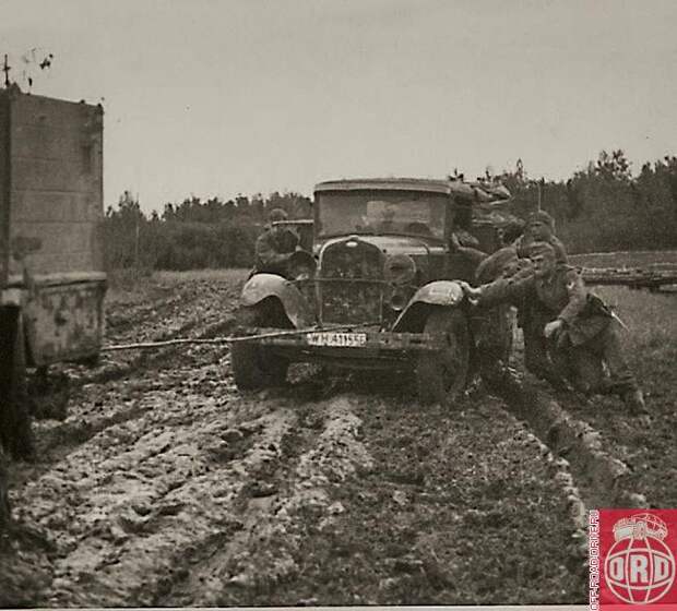 На фронте все пригодится, в том числе и трофейная советская «полуторка», которую из грязи можно вытащить лишь буксиром