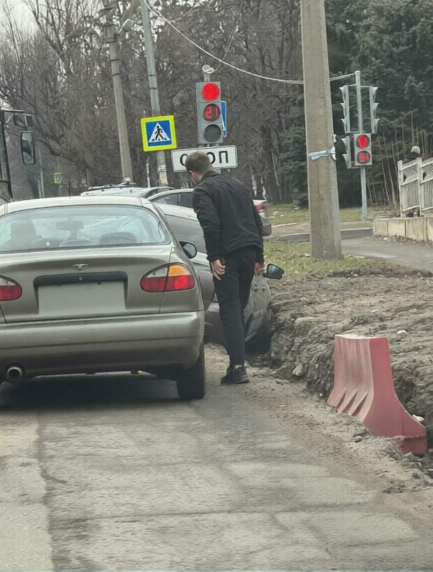 Влетел в копанку по проспекту Дзержинского в Донецке