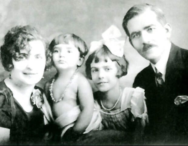 Мария Каллас в детстве (вторая слева). Фото / Callas mother, Maria Callas in childhood, her sister Jacky and her father. Photo 1924
