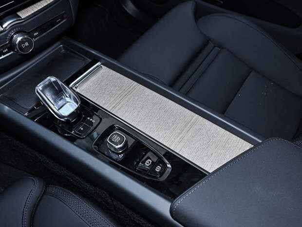 Самый популярный Volvo стал еще лучше. Представлен Volvo XC60 2026 T8 — 455 л.с., запас хода 1360 км и сразу скидка в 25 тысяч долларов