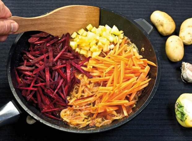 добавление свеклы, моркови и репы к спассерованным овощам