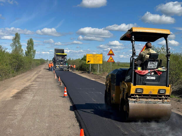 Под Смоленском проходит ремонт дороги в деревню Чистик